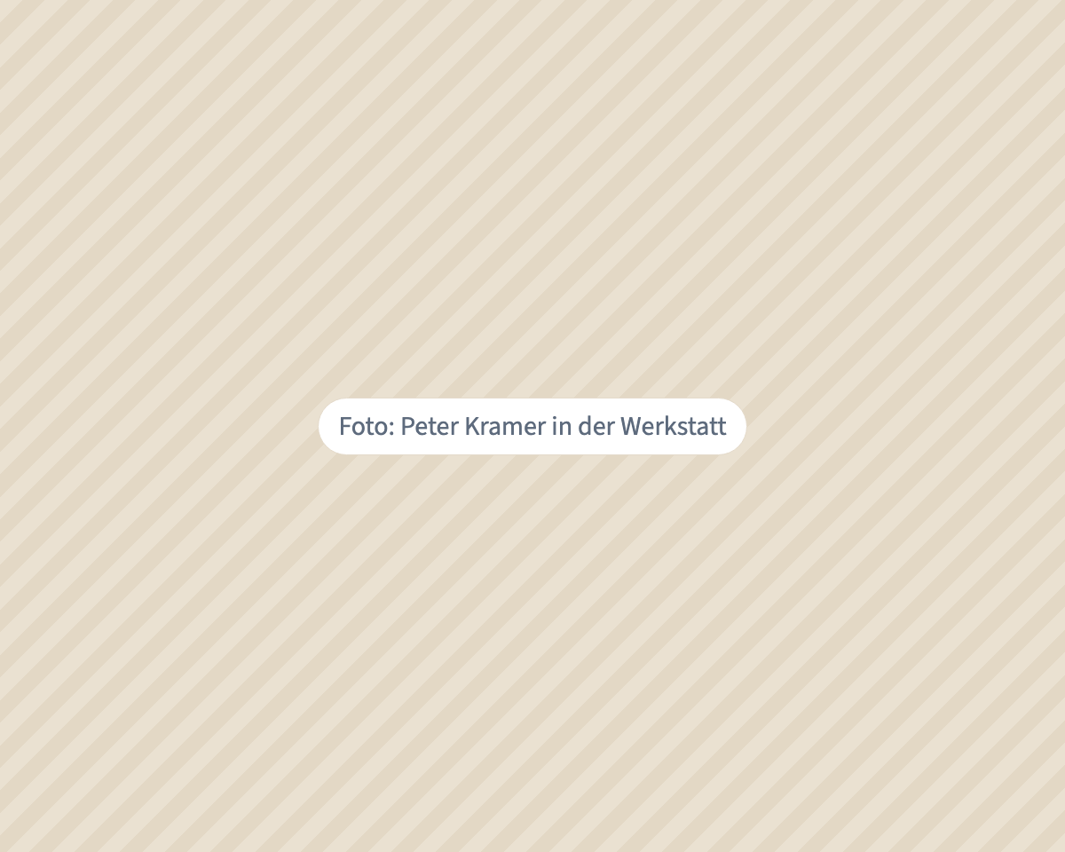 platzhalter-werkstatt Foto: Peter Kramer in der Werkstatt